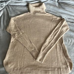 Women’s Vineyard Vines turtle neck sweater. Excellent condition.